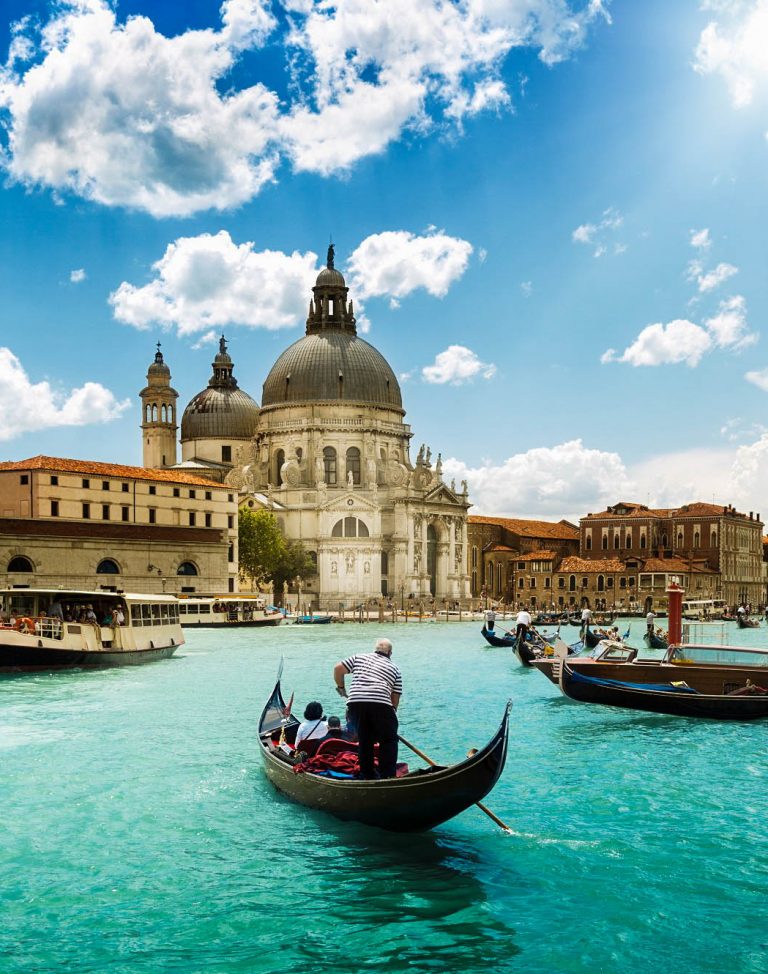 Een gondel op het water van Venetie met op de achtergrond de San Marco