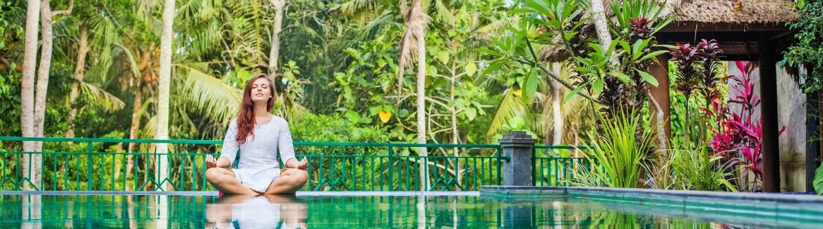 Yoga bij het zwembad op Bali