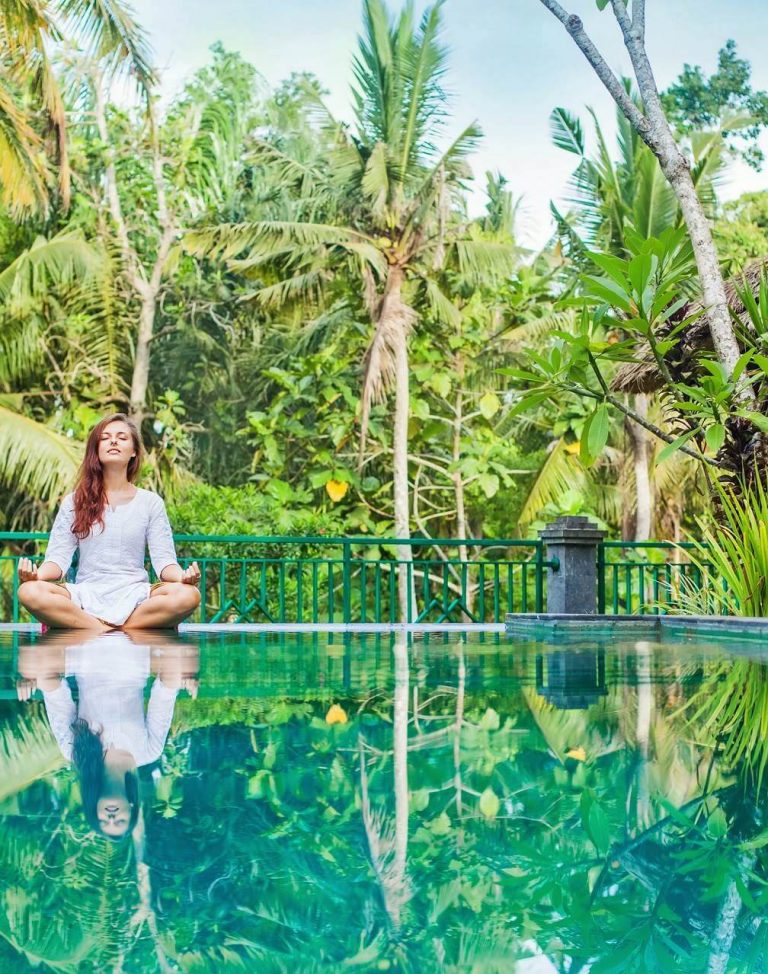 Yoga bij het zwembad op Bali