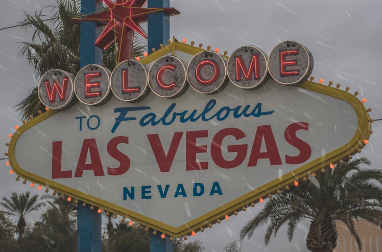 Het welcome sign van Las Vegas in de regen