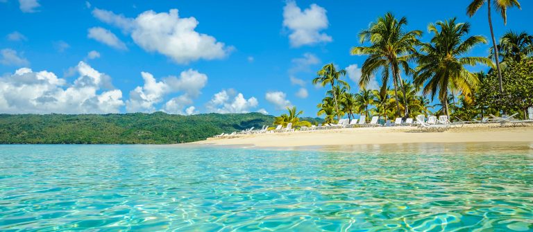 Strand van het mini-eilandje Cayo Levantado, Dominicaanse Republiek,