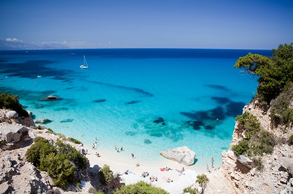 Een strand op Sardinie
