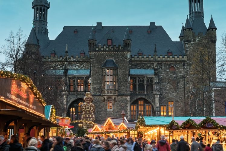 De kerstmarkt van Aken op het Raadhuisplein