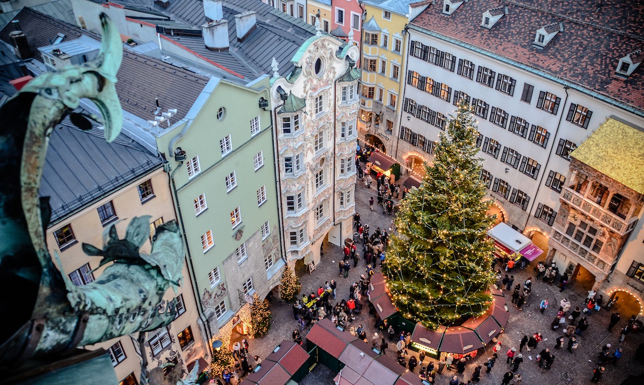 De Altstadt van Innsbruck met kerst