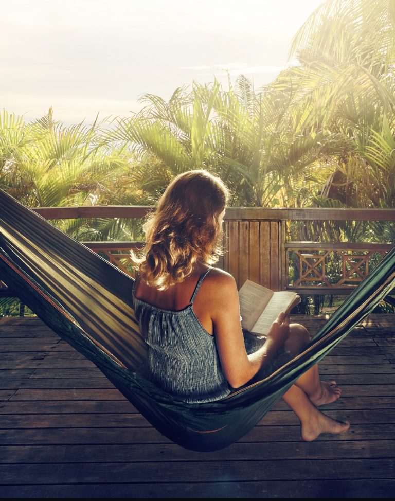 vrouw aan het lezen in hangmat
