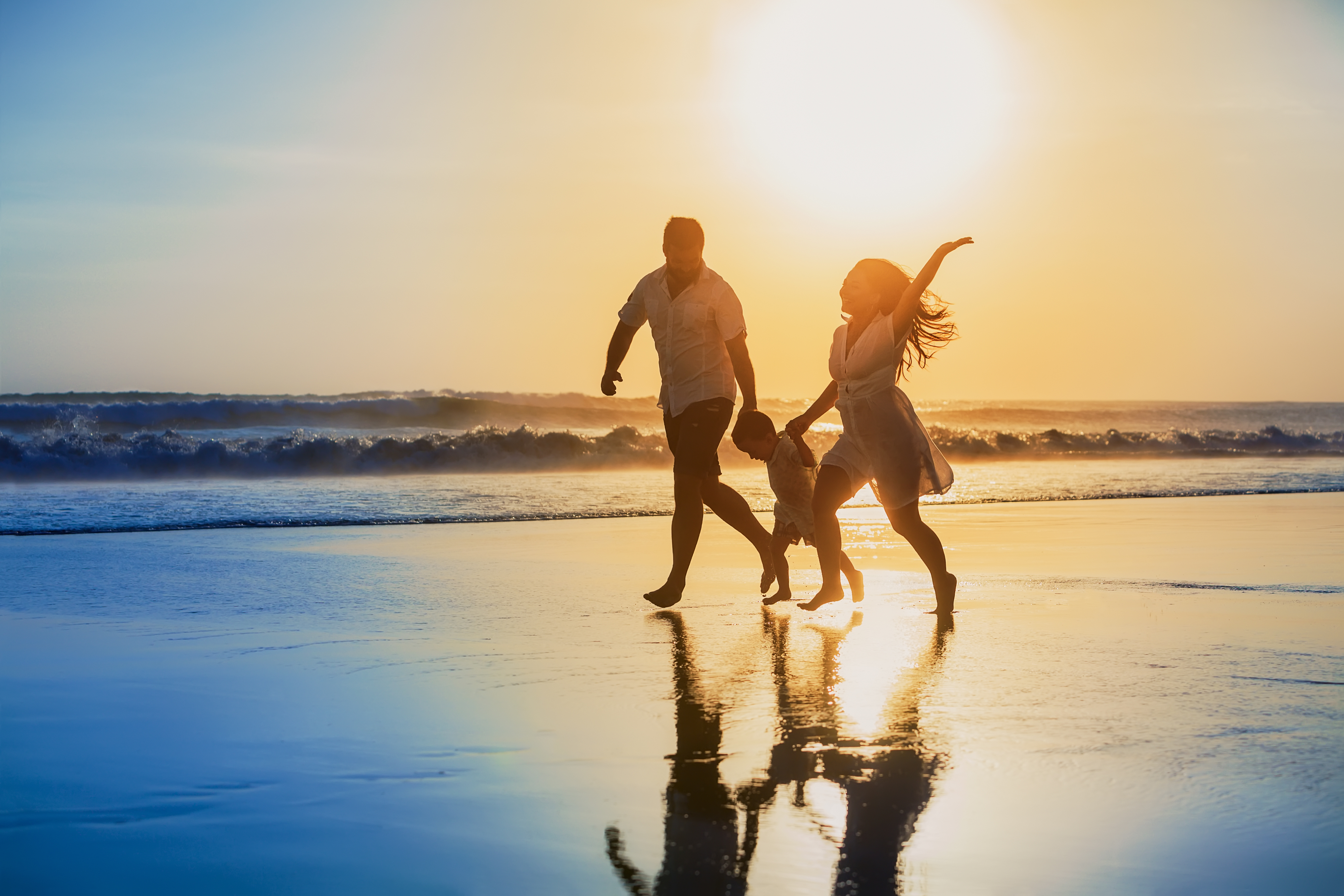 Мама папа на пляже. Семья на море. Счастливая семья на море. Счастливая семья на аляде. Семья на пляже закат.