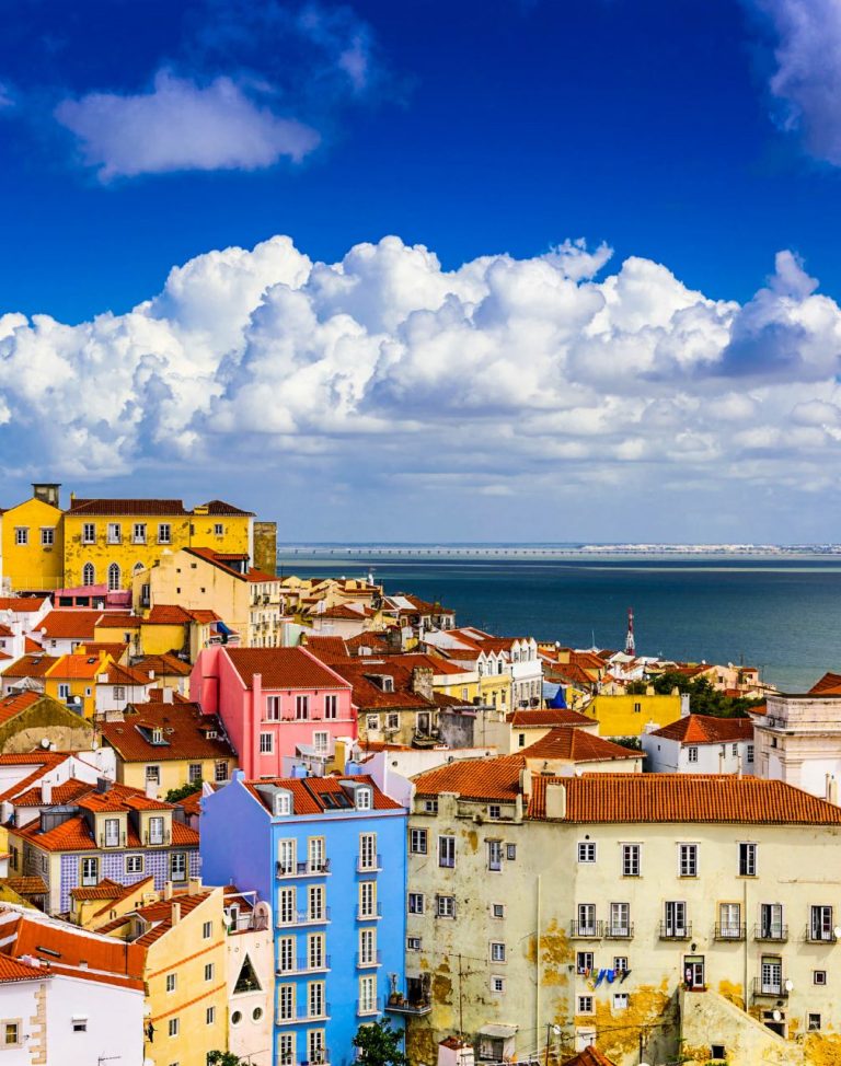 Panorama van kleurrijk Lissabon