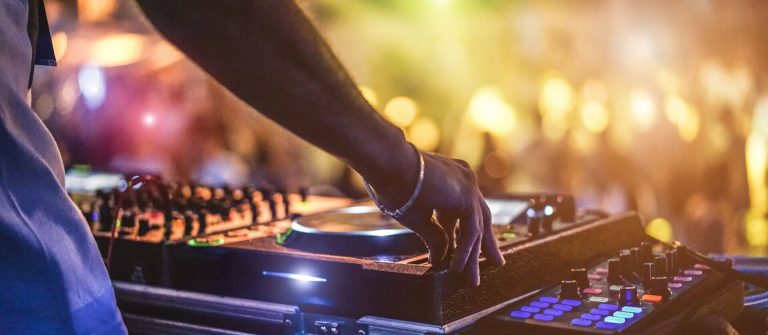 DJ draait een set op een festival
