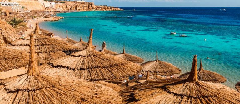 Rieten parasols op het strand van Sharm el Sheikh