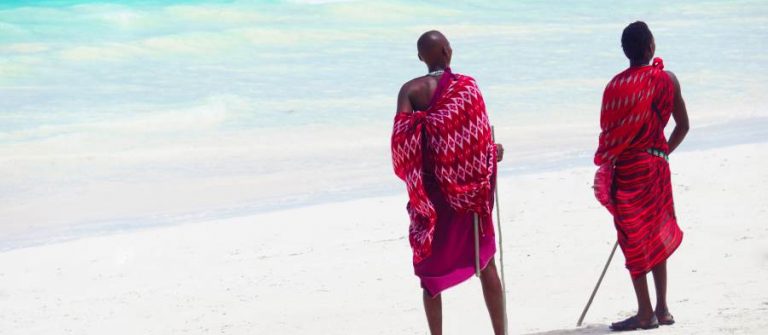 Masai op het strand van Zanzibar