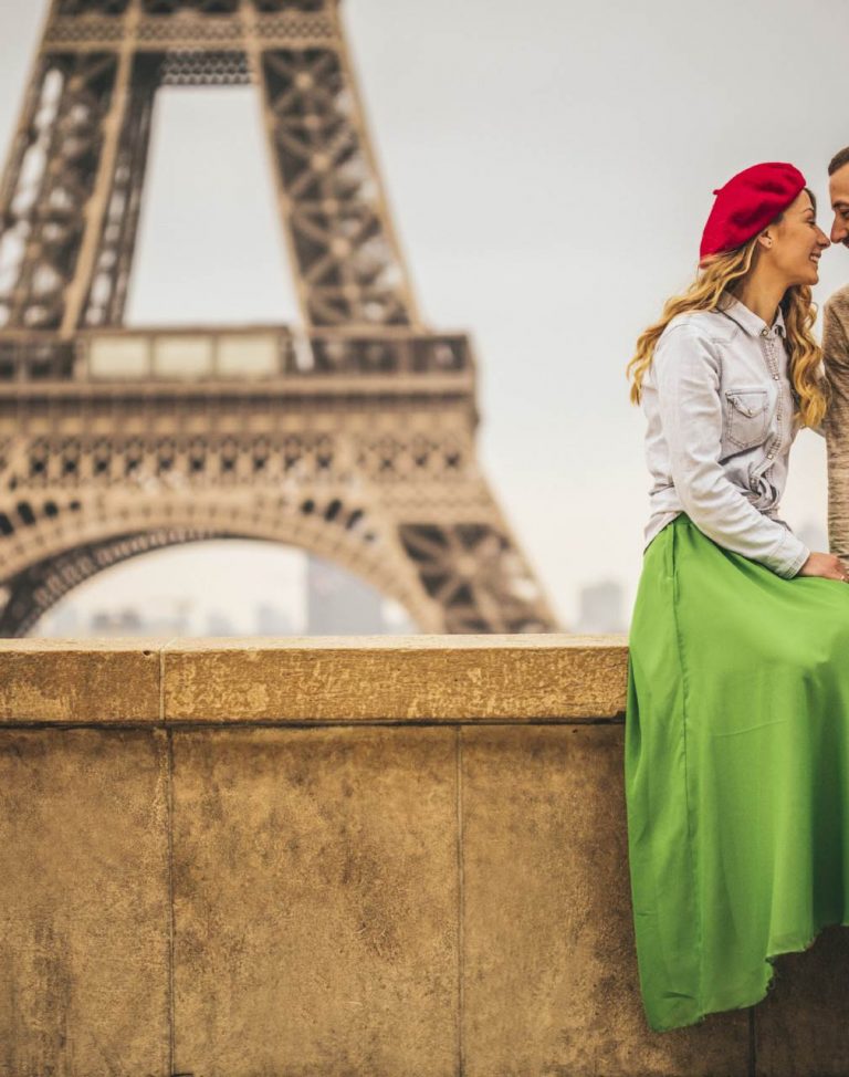 Een koppel bij Trocadero voor de Eiffeltoren
