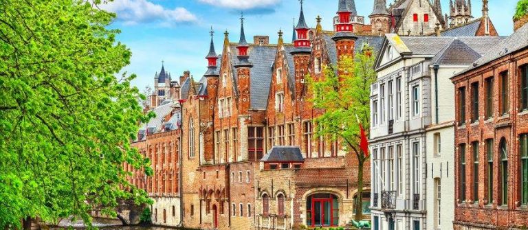 Historische huizen aan de gracht in Brugge