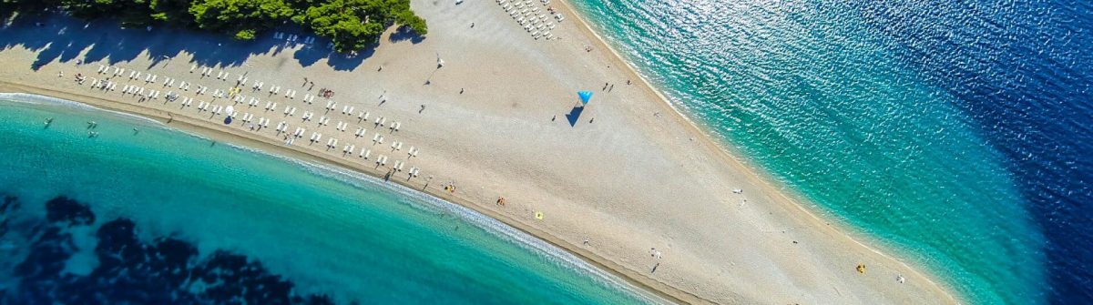 Het strand van Zlatni Rat in Kroatie
